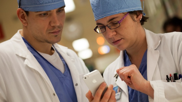 Smartphones, exames e o atendimento emergencial de pacientes